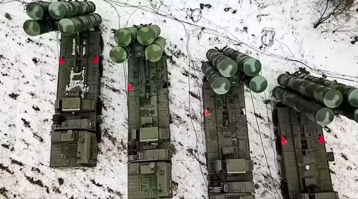 Hệ thống phóng tên lửa từ hệ thống S-400 của Nga. Ảnh: MW.