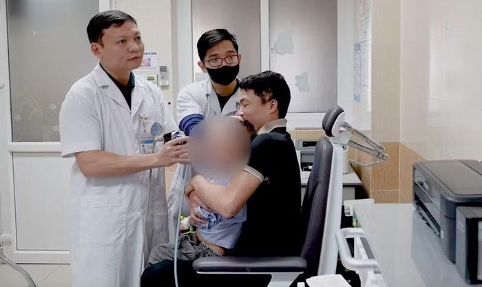 Các bác sĩ xử lý lấy viên bi ra khỏi vùng mắt cho cháu bé