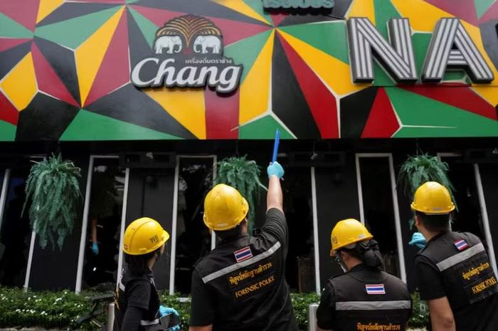 Các nhân viên cảnh sát pháp y kiểm tra hiện trường vụ hỏa hoạn gây chết người tại một quán bar ở Bangkok, Thái Lan, ngày 13/7. Ảnh: Reuters.
