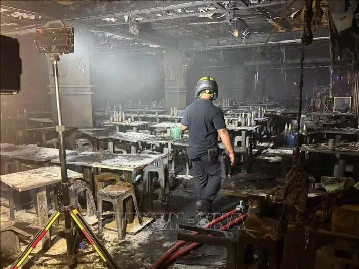 Hiện trường nội thất bị thiêu rụi sau vụ hỏa hoạn tại quán Na Ladprao ở quận Chatuchak, Bangkok, Thái Lan ngày 13-7. Ảnh: Anadolu Agency/TTXVN