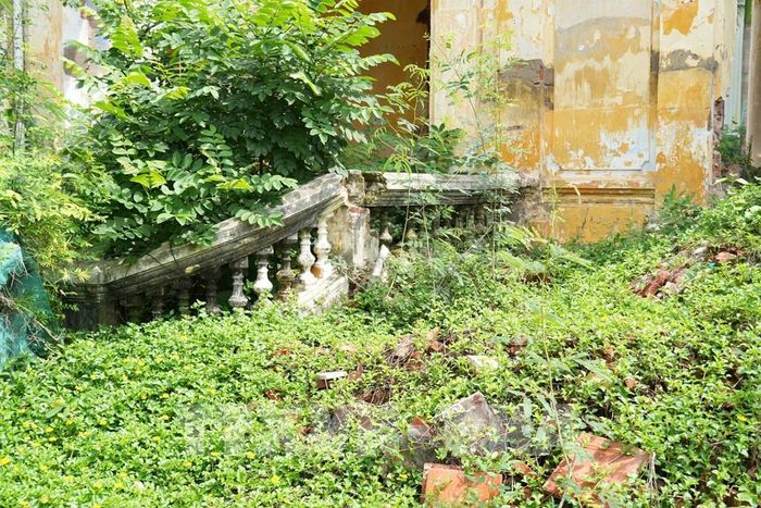 Một phần còn sót lại của Dinh tỉnh trưởng Gò Công sau khi bị phá bỏ tan hoang. Ảnh: Công Trí-TTXVN