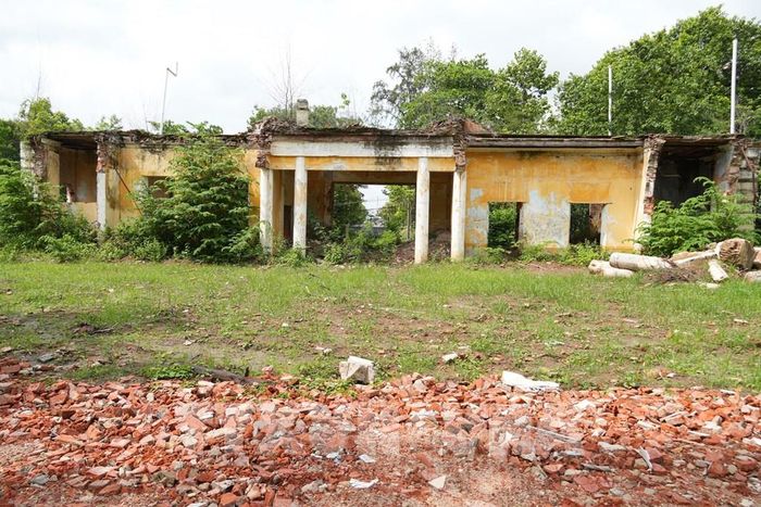 Một phần còn sót lại của Dinh tỉnh trưởng Gò Công sau khi bị phá bỏ tan hoang. Ảnh: Công Trí-TTXVN