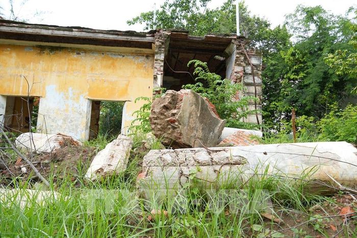 Những mảng bê tông còn sót lại của Dinh tỉnh trưởng Gò Công sau khi bị phá bỏ tan hoang. Ảnh: Công Trí-TTXVN