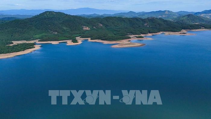 Mặt hồ phẳng lặng tạo nên vẻ đẹp yên bình của vùng thượng nguồn. Ảnh: Hữu Quyết – TTXVN