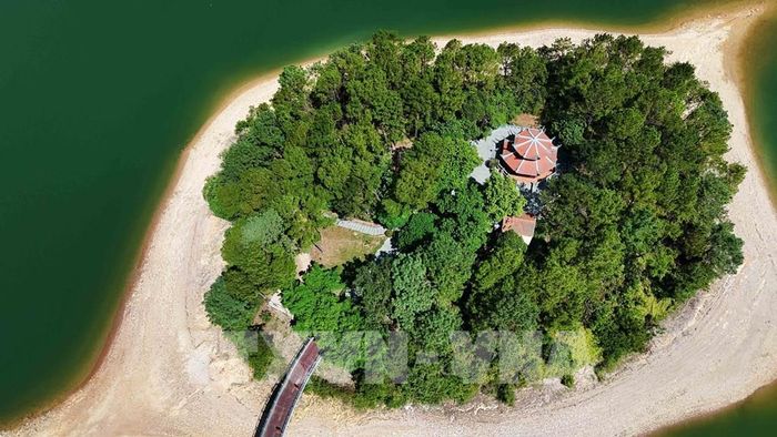 Đền thờ cố Tổng Bí thư Lê Duẩn giữa lòng hồ Kẻ Gỗ. Ảnh: Hữu Quyết – TTXVN