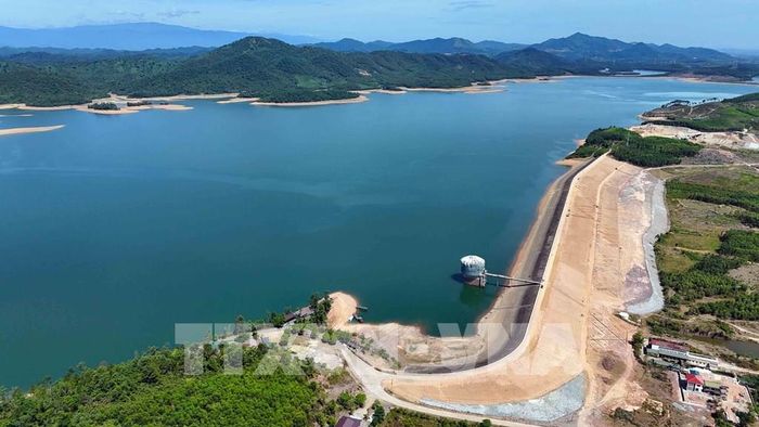 Phần thân đập hồ Kẻ Gỗ sau đầu tư nâng cấp đáp ứng tốt hơn yêu cầu vận hành trong điều kiện biến đổi khí hậu. Ảnh: Hữu Quyết – TTXVN