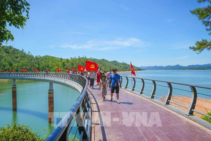 Hồ Kẻ Gỗ vừa mang giá trị thủy lợi, vừa là điểm đến gắn với lịch sử và văn hóa Hà Tĩnh. Ảnh: Hữu Quyết – TTXVN