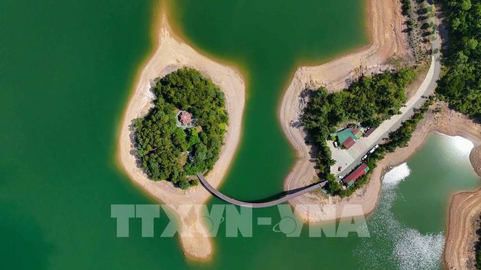 Đền thờ cố Tổng Bí thư Lê Duẩn giữa lòng hồ Kẻ Gỗ. Ảnh: Hữu Quyết – TTXVN