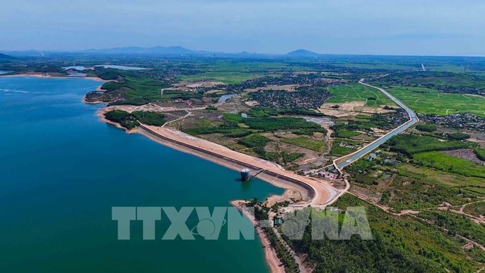 Nguồn nước từ hồ Kẻ Gỗ phục vụ tưới tiêu cho hơn 26.000 ha đất sản xuất, tạo động lực phát triển nông nghiệp. Ảnh: Hữu Quyết – TTXVN