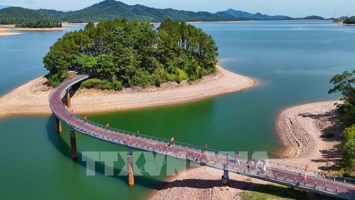 Cây cầu dẫn vào hòn đảo nơi có Đền thờ cố Tổng Bí thư Lê Duẩn. Ảnh: Hữu Quyết – TTXVN