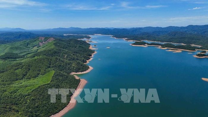 Cảnh sắc bình yên trên mặt hồ Kẻ Gỗ trong những ngày nắng đẹp. Ảnh: Hữu Quyết – TTXVN