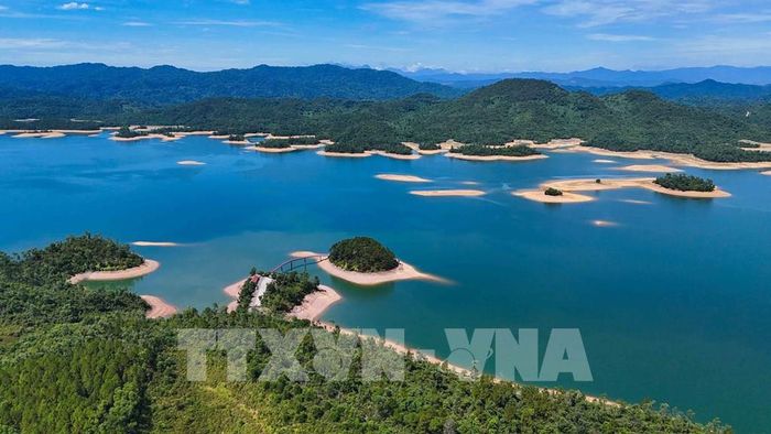 Những đảo nhỏ giữa lòng hồ Kẻ Gỗ tạo điểm nhấn cho cảnh quan thiên nhiên nơi đây. Ảnh: Hữu Quyết – TTXVN