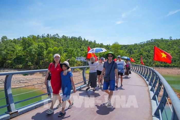 Du khách tham quan, tìm hiểu giá trị lịch sử và cảnh quan tại hồ Kẻ Gỗ. Ảnh: Hữu Quyết – TTXVN