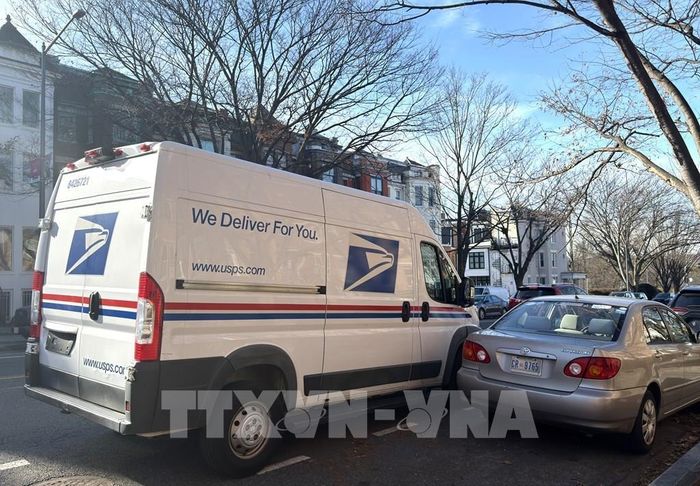 Xe vận chuyển bưu kiện, thư tín của Dịch vụ Bưu chính Mỹ (USPS) trên đường phố Washington DC. Ảnh: Ngọc Quang - PV TTXVN tại Mỹ