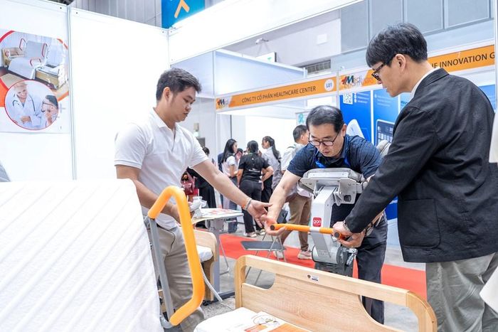 Doanh nghiệp tìm hiểu công nghệ tiên tiến tại khu trưng bày sản phẩm Ảnh: Uyên Hương/Bnews/vnanet.vn