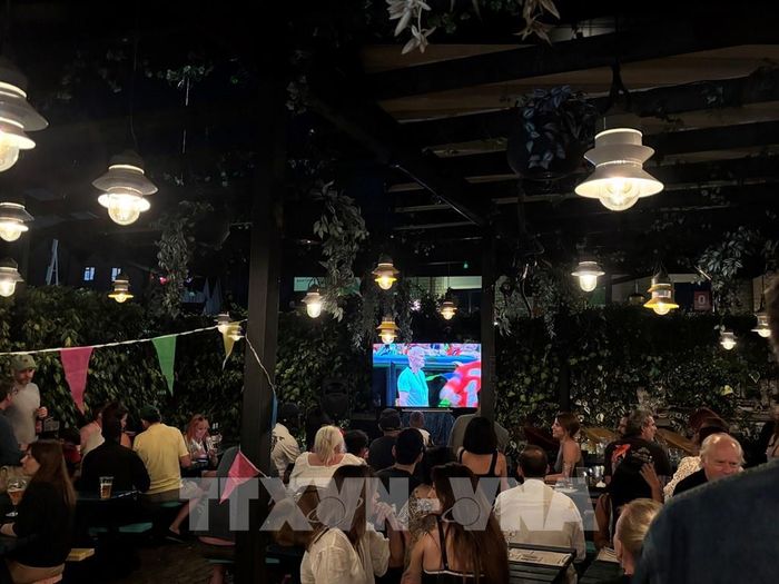 Cổ động viên Anh theo dõi trận đấu Anh - Na Uy tại tứ kết World Cup 2026. Ảnh Hữu Tiến - PV TTXVN tại Anh