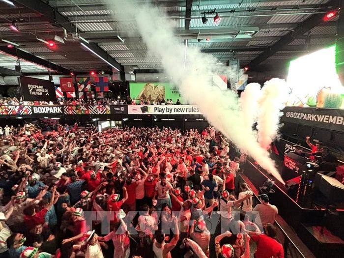Hàng trăm cổ động viên Anh có mặt tại một fanzone ở London để cổ vũ cho đội tuyển Anh trong trận đối đầu với Mexico tại World Cup 2026. Ảnh: Hữu Tiến - PV TTXVN tại Anh