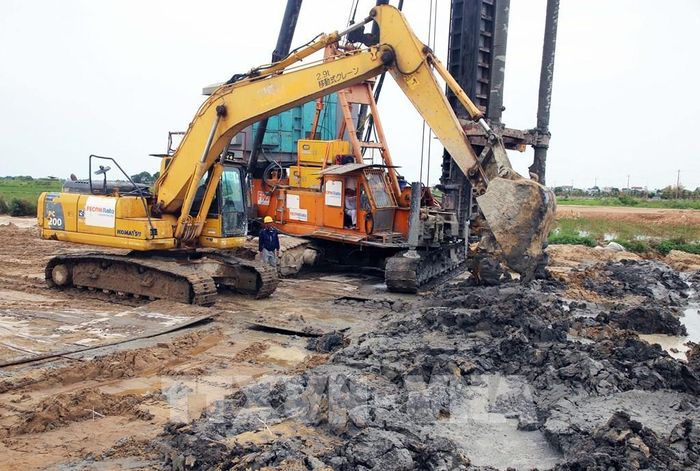 Dự án đường Tố Hữu đi Sân bay Phú Bài bị chậm tiến độ nên thành phố đã thay chủ đầu tư. Ảnh: Nguyên Lý - TTXVN