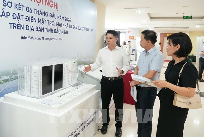 Đại biểu tham quan gian hàng trưng bày các thiết bị, dịch vụ năng lượng tái tạo, sản phẩm và giải pháp kỹ thuật. Ảnh: Đồng Thúy -TTXVN