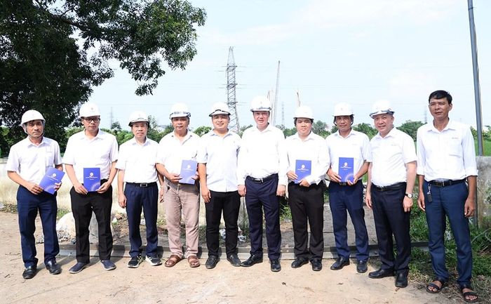 Đoàn công tác của EVNNPT tặng quà động viên NPMB cùng Ban Quản lý đầu tư xây dựng EVNNPT đang ngày đêm bám sát công trường để đôn đốc thi công. Ảnh: EVNNPT