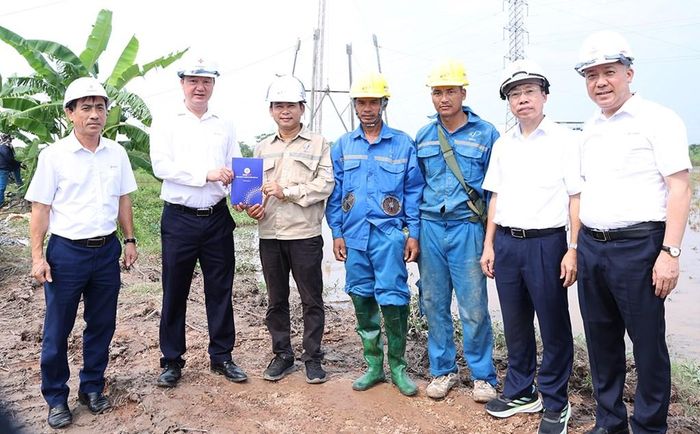 Đoàn công tác của EVNNPT tặng quà động viên nhà thầu thi công xây lắp dự án. Ảnh: EVNNPT