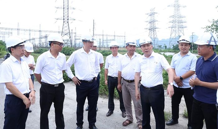Đoàn công tác của EVNNPT nghe báo cáo tiến độ triển khai dự án. Ảnh: EVNNPT