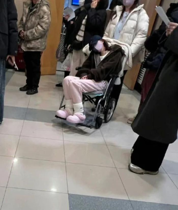 Triệu Lộ Tư từng được bắt gặp ngồi xe lăn khi đến bệnh viện. Ảnh: Weibo