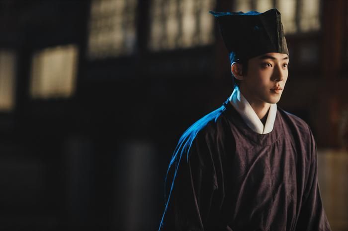 Trong phim, Nam Joo Hyuk vào vai Gu Cheon, một kiếm sĩ bí ẩn có khả năng bước qua ranh giới giữa thế giới con người và linh hồn. (Ảnh: Netflix)