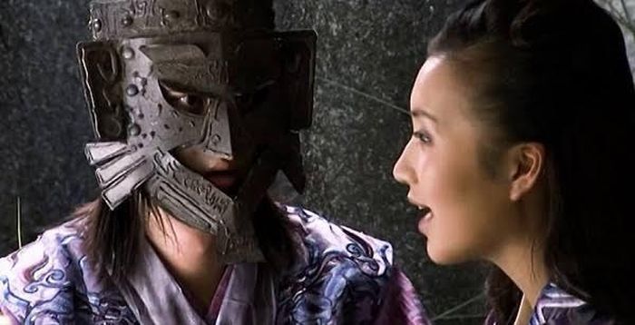 Du Thản Chi bị bỏng nặng đến mức phải đeo mặt nạ sắt che kín khuôn mặt.