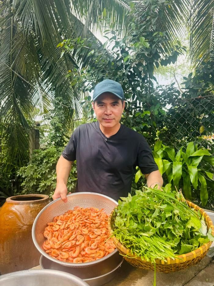 Diễn viên Trung Dũng tận hưởng khoảnh khắc bình yên khi nấu ăn ở quê nhà, cũng như chăm sóc mẹ.