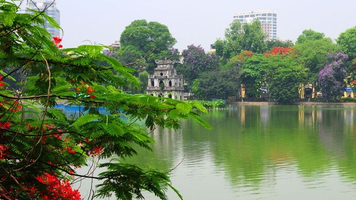 Hà Nội chính thức thí điểm vùng phát thải thấp tại khu vực trung tâm phường Hoàn Kiếm. Trong giai đoạn đầu, việc hạn chế phương tiện được áp dụng tại 12 tuyến phố thuộc khu vực 1 vào các tối cuối tuần, từ 19 giờ đến 24 giờ. Các tuyến đường bao gồm: Tràng Tiền - Hàng Khay - Lê Thái Tổ - Hàng Đào - Hàng Ngang - Hàng Buồm - Mã Mây - Hàng Bạc - Hàng Mắm - Nguyễn Hữu Huân - Lý Thái Tổ - Ngô Quyền. 