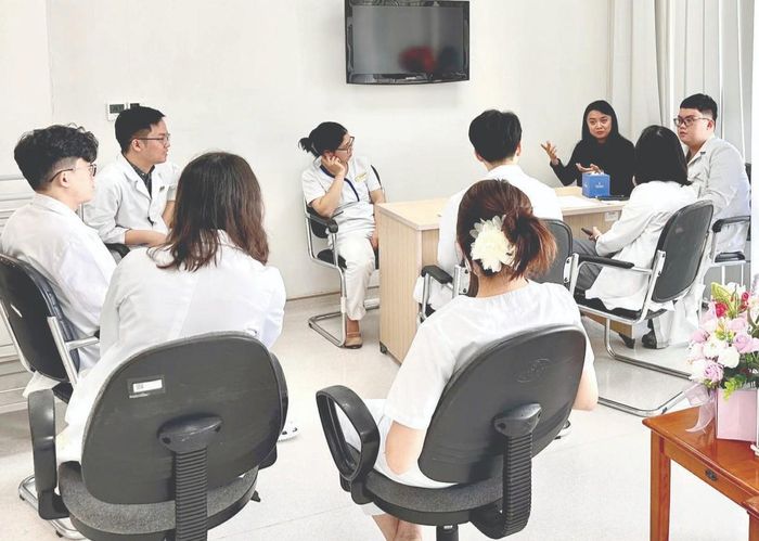 TS Trương Nguyễn Xuân Quỳnh giảng dạy kỹ năng thông báo tin xấu cho sinh viên Y khoa