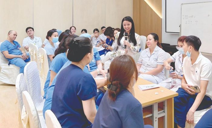 TS Xuân Quỳnh trong buổi giảng dạy chăm sóc dựa trên hiểu biết về sang chấn cho nhân viên y tế Bệnh viện Lão Khoa Trung ương
