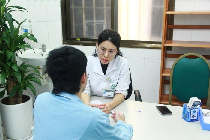 ThS. Tâm lý Nguyễn Thu Trang, Viện Sức khỏe Tâm thần, Bệnh viện Bạch Mai tư vấn tâm lý cho bệnh nhân.