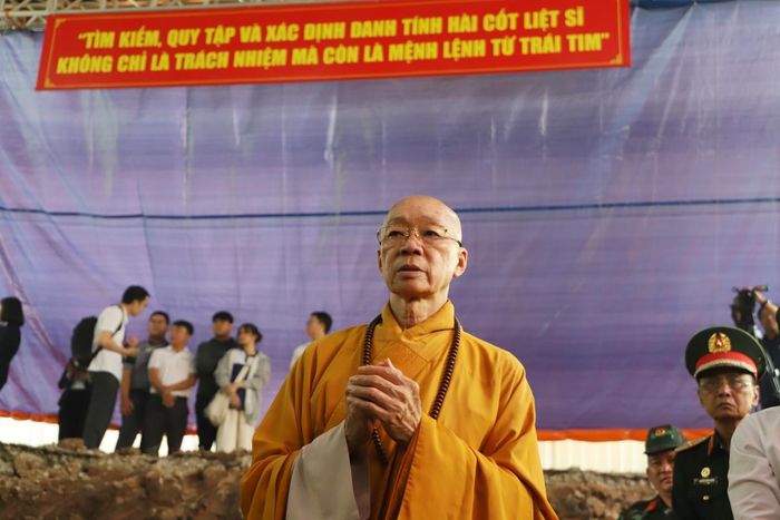 Thành viên Đoàn đại biểu Ủy ban MTTQ Việt Nam TPHCM tại khu vực đang tiến hành quy tập hài cốt liệt sĩ tại công viên Lê Thị Riêng.