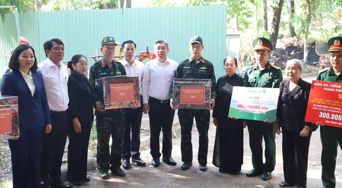 Ông Nguyễn Phước Lộc (giữa), Ủy viên TƯ Đảng, Phó Bí thư Thành ủy, Chủ tịch Ủy ban MTTQ Việt Nam TPHCM, cùng các thành viên Đoàn đại biểu Ủy ban MTTQ Việt Nam TPHCM tặng quà cho các lực lượng đang thực hiện nhiệm vụ tìm kiếm, quy tập hài cốt liệt sĩ và xác định danh tính hài cốt liệt sĩ tại Công viên Lê Thị Riêng.
