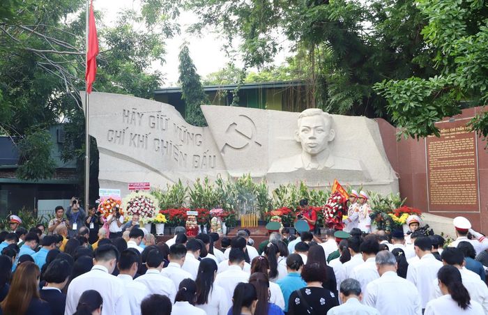 Các thành viên Đoàn đại biểu Ủy ban MTTQ Việt Nam TPHCM mặc niệm tỏ lòng biết ơn Cố Tổng Bí thư Trần Phú và các anh hùng liệt sĩ.