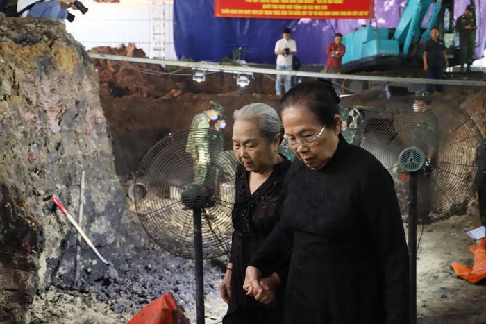 Anh hùng lao động, Thầy thuốc nhân dân, GS.TS.BS Nguyễn Thị Ngọc Phượng (bên phải), Phó Chủ tịch không chuyên trách Ủy ban MTTQ Việt Nam TPHCM, xúc động khi đến tại khu vực đang tiến hành quy tập hài cốt liệt sĩ tại Công viên Lê Thị Riêng.