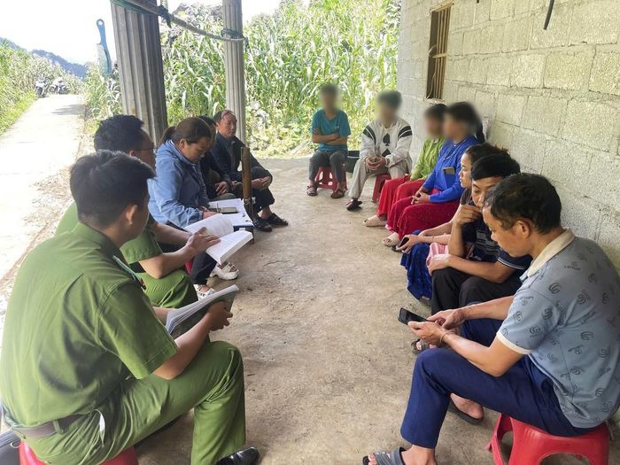 Công an xã Lũng Phìn phối hợp với các tổ chức đoàn thể xã kịp thời tuyên truyền, vận động 2 trường hợp có dấu hiệu tổ chức tảo hôn. Ảnh: Công an Tuyên Quang