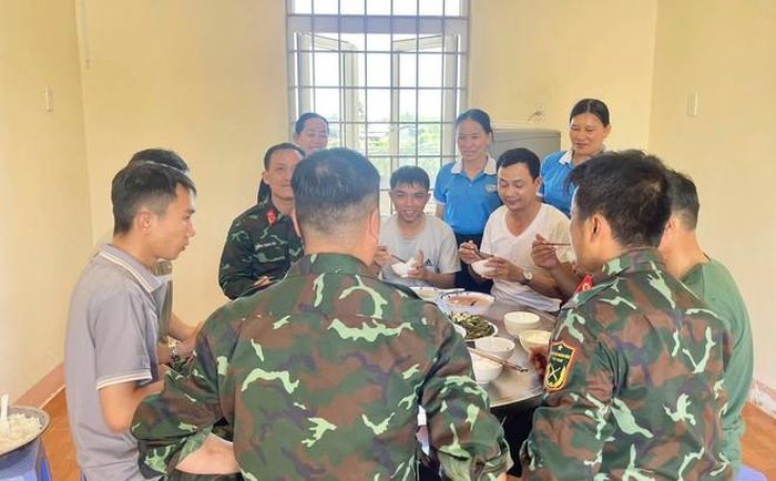 Cán bộ, hội viên phụ nữ xã Đông Sơn, tỉnh Quảng Ngãi cùng chuẩn bị những bữa cơm cho lực lượng làm nhiệm vụ.