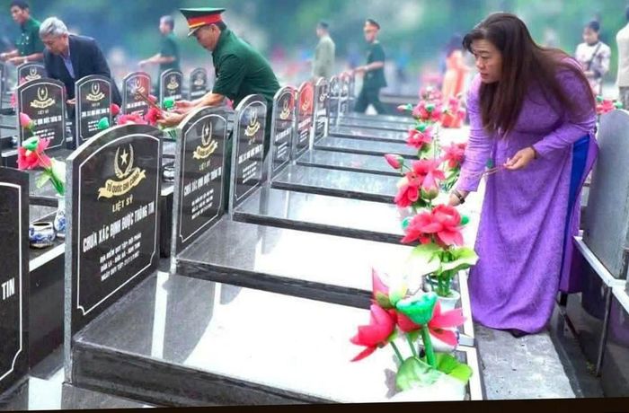 Đoàn Ban Thường trực Ủy ban MTTQ Việt Nam tỉnh do Ủy viên Ban Thường vụ Tỉnh ủy, Phó Chủ tịch Thường trực Ủy ban MTTQ tỉnh Quảng Ngãi Y Thị Bích Thọ làm Trưởng đoàn bày tỏ lòng thành kính và biết ơn vô hạn đối với sự hy sinh to lớn của các Anh hùng liệt sĩ
