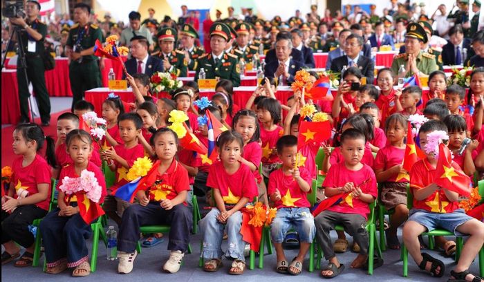 Các em học sinh với niềm vui được đón nhận trường mới do Bộ Quốc phòng trao tặng.