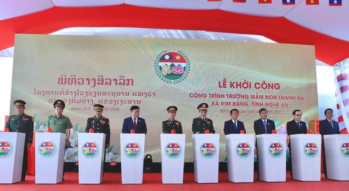 Các đại biểu cấp cao Bộ Quốc phòng hai nước Việt Nam - Lào cùng nhấn nút khởi công xây dựng Trường Mầm non Thanh Hà.