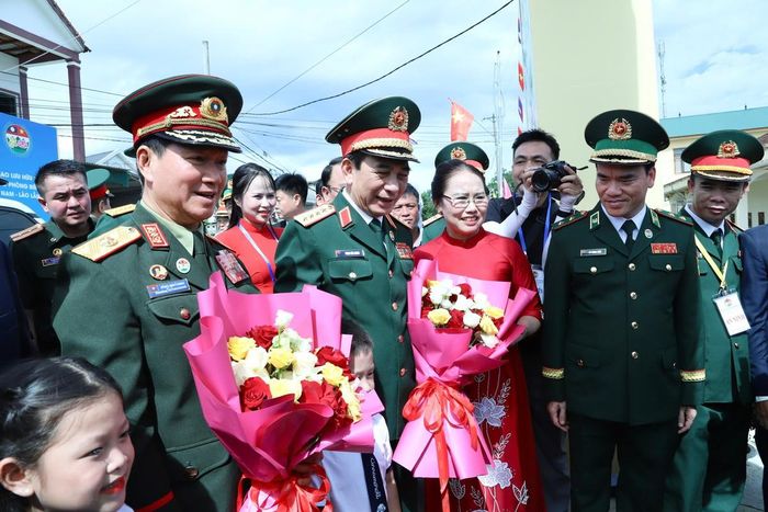 Giáo viên, học sinh Trường Mầm non Thanh Hà tặng hoa, chào mừng Đại tướng Phan Văn Giang và Đại tướng Khăm Liêng - Ụ Thạ Cay Sỏn cùng các đại biểu đến dự Lễ khởi công công trình Trường Mầm non Thanh Hà. Ảnh: Ngọc Lâm