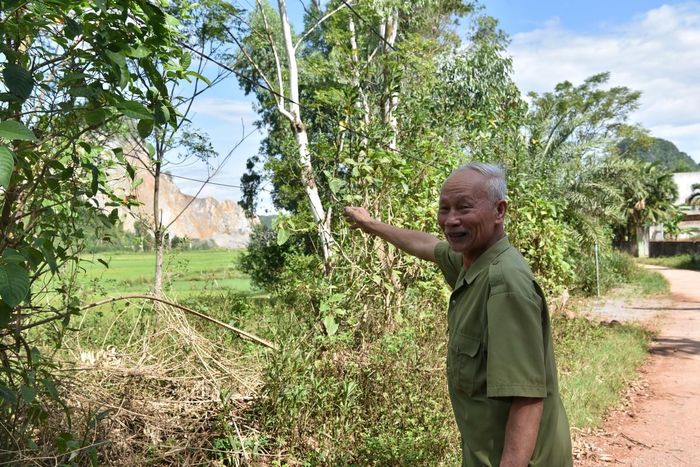 Ông Ngôn chỉ tay về phía mỏ đá đang khai thác