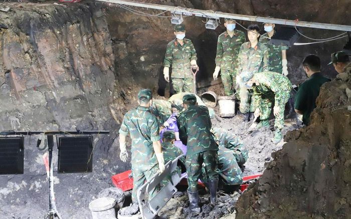 Lực lượng làm nhiệm vụ tìm kiếm, quy tập hài cốt liệt sĩ tại công viên Lê Thị Riêng