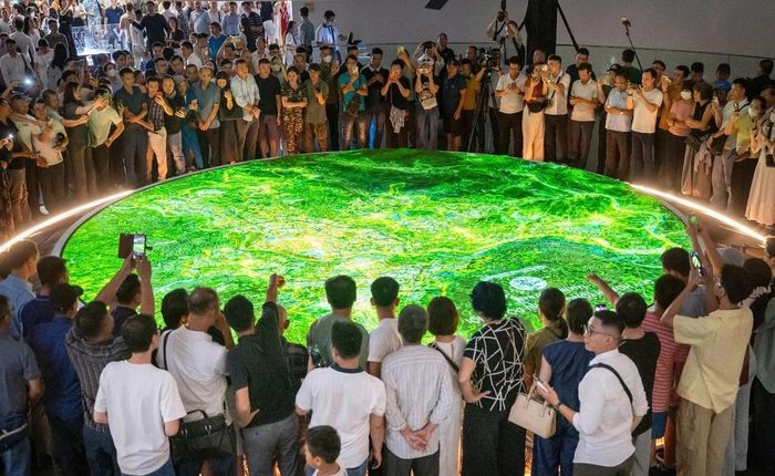 Người dân tham quan triển lãm Quy hoạch tổng thể Thủ đô Hà Nội tầm nhìn 100 năm tại Bảo tàng Hà Nội.
