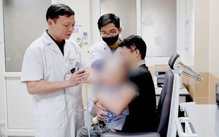 Bác sĩ kiểm tra sức khỏe của bệnh nhân sau khi lấy dị vật.