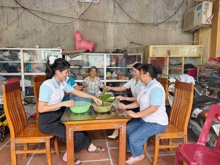 Hội LHPN phụ nữ xã Lạc Đạo thăm bà Vũ Thị Thục - vợ liệt sĩ và cũng là cựu thanh niên xung phong.