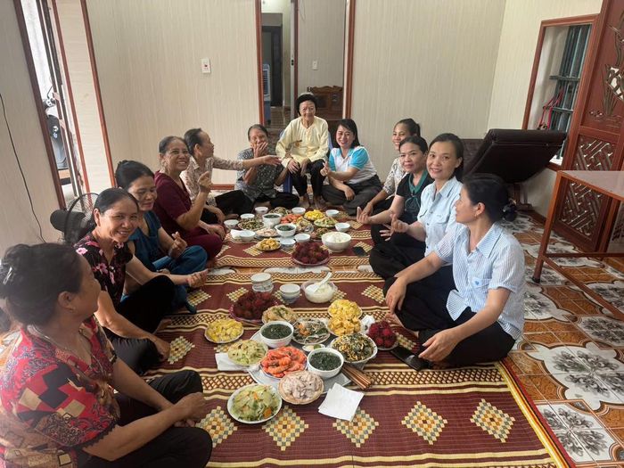 Nhân dịp kỷ niệm 79 năm Ngày Thương binh - Liệt sĩ (27/7/1947 - 27/7/2026), Hội LHPN xã Nam Cường tổ chức đến thăm và nấu bữa cơm tri ân tại gia đình Mẹ Việt Nam Anh hùng Nguyễn Thị Cúc